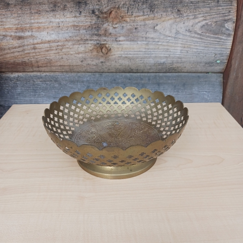 Vtg Ornate Floral Etched Scalloped Brass Bowl‎ Pedestal Base Made In India 8"